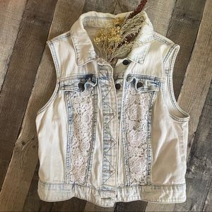 White and blue denim vest with lace